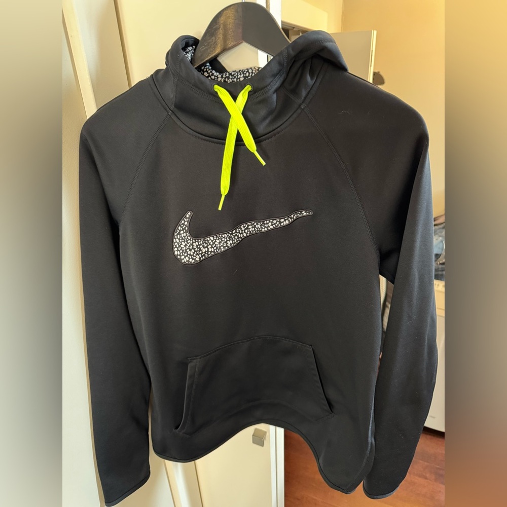 NIKE SIZE MEDIUM THERMAL FIT BLACK HOODIE